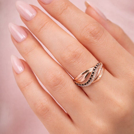 Erin - Twisted Ring with Black & White Zirconia - La Moda Me