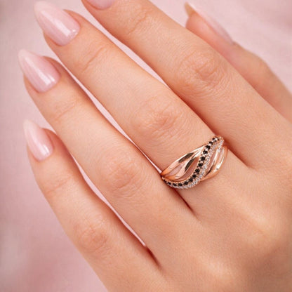 Erin - Twisted Ring with Black & White Zirconia - La Moda Me