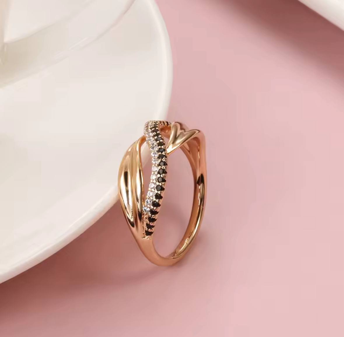 Erin - Twisted Ring with Black & White Zirconia - La Moda Me