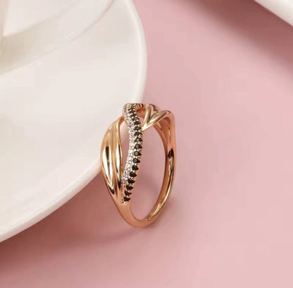 Erin - Twisted Ring with Black & White Zirconia - La Moda Me