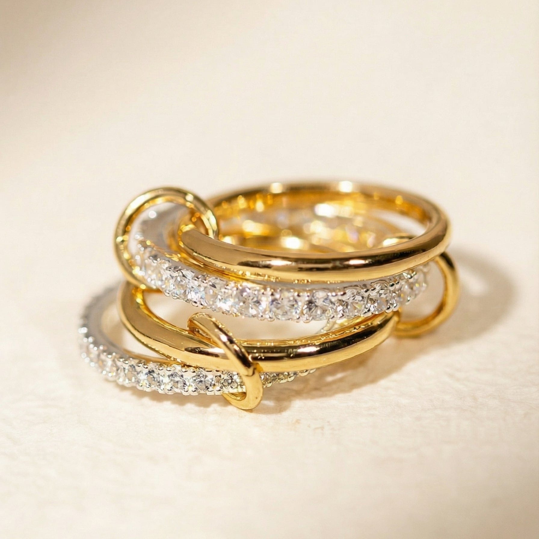 Holly - Interlocking Crystal Ring - La Moda Me